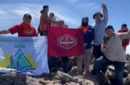 Kelompok pendaki dari Tenaga Kesehatan Kemenkes saat berada di Puncak Gunung Sumbing, Jawa Tengah. ( Jabar Memanggil/ IST)