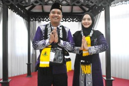 Setelah Menunggu Selama 12 Tahun Akhirnya Pasutri Ini Berangkat Haji