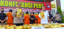 Direktur Ditresnarkoba Polda Jabar, Kombes Pol Johannes R. Manalu, saat menunjukan barang bukti kejahatan Narkoba jenis sabu seberat 24 Kg asal Aceh, 5 Tersangka diamankan. ( Jabar Memanggil/ Rony)