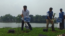 PJ Gubernur jabar, Bey Machmudin saat menanam Pohon di area Situ Kemang Kabupaten Bogor pada peringatan Hari Air Sedunia. ( Jabar Memanggil/ Ist)