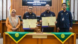 Pj. Walikota Bogor, Hery Antasari dan Ketua PN Kota Bogor Iman Luqmanul Hakim usai melakukan penandatanganan nota kesepakatan terkait Penyelesaian Konsinyasi, Penyelesaian Pengamanan Aset Barang Milik Daerah dan Penyelesaian Permasalahan Administrasi Kepe