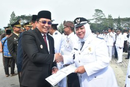 261 Kades di Kabupaten Sumedang Terima SK Perpanjangan Jabatan