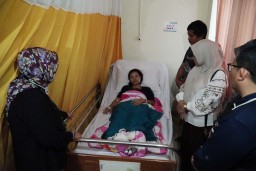 Sekda Kota Bogor, Syarifah Sofiah saat menjenguk salah satu korban keracunan makanan yang masih terbaring di RS Juliana Kota Bogor. ( Jabar Memanggil/ IST)