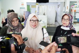Sekda Kota Bogor, Syarifah Sofiah usai melakukan pengecekan terhadap korban keracunan makanan yang masih di rawat di RS Juliana Kota Bogor. ( Jabar Memanggil/ IST) 