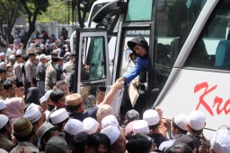 Ratusan Keluarga Saat Menyambut Kedatangan Jemaah Haji Yang Tiba Di Kawasan Pendopo, Garut. (Jabar Memanggil/ Wildan Fadhilah)