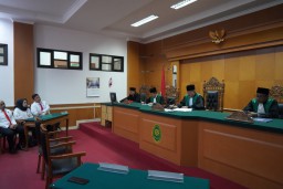Jaksa Dari Kejaksaan Negeri Garut Saat Mendengarkan Putusan Permohonan Pengangkatan Wali Anak Oleh Majelis Hakim Pengadilan Agama (Jabar Memanggil/Wildan Fadhilah)
