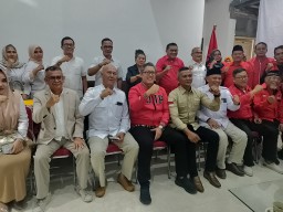 ketua DPC Partai Gerindra Kota Bogor, Sopian Ali bersama jajarannya, bertemu Ketua DPC PDI Perjuangan Kota Bogor Dadang Danubrata,dan jajarannya, Rabu malam ( 12/06/2024) di Kantor DPC PDI Perjuangan Kota Bogor keduanya membahas Koalisi pada Pilwalkot Bog