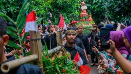 Warga Mulyaharja Kota Bogor bersama-sama menggotong tandu berisi hasil bumi dalam acara sedekah bumi. ( Jabar Memanggil/ IST) 