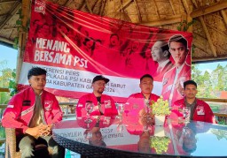 Pengurus DPC PSI Kabupaten Garut bersama Ketua Bapilu PSI Jawa Barat, Widi Nugroho Saat Jumpa Pers Bersama Awak Media. ( jabar memanggil/ Wildan) 