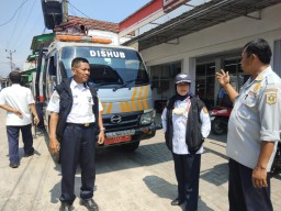 Kepala UPTP4 Wilayah 4 Dishub Kabupaten Bogor, Ika Sobariah ( Tengah) sedang melakukan Koordinasi dengan pengawas Monitoring PJU. ( Jabar Memanggil/ ist) 