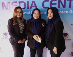 Ketua DPD Garnita Malahayati Nasdem Garut, Elin Herlina Elda (Tengah) bersama Pengurus Usai Wawancara Bersama Awak Media. ( Jabar Memanggil/ Wildan) 
