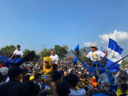 Ribuan Warga Jatinangor Sambut Bakal Calon Bupati Sumedang Erwan Setiawan Di Lapangan Sepakbola Ciawi