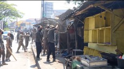 Satpol PP Sumedang Bongkar Bangunan Liar Yang Berdiri di Atas Trotoar