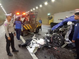 Kurang Konsentrasi Saat Menyetir Sebuah Minibus Menabrak Belakang Truk Tronton