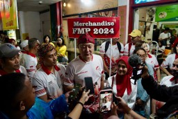 Ketua FMP 2024, Hendryanto Liebrata, yang akrab disapa Akeng, diwawancarai wartawan usai pembukaan Street Food Festival di Surya Kencana Kota Bogor. ( jabar memanggil/ist) 