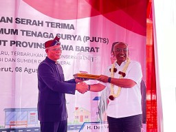 Wakil Ketua Komisi VII DPR RI, Dony Maryadi Oekon Saat Menyerahkan Plakat PJUTS kepada Sekda Garut Nurdin Yana.(jabar memanggil/ Wildan) 
