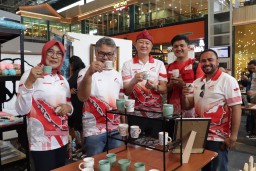 Asisten Umum Kota Bogor, Rakhmawati, bersama dengan panitia Festival Merah Putih menunjukan hasil karya seni Merah Putih pada gelaran festival Merah Putih menyambut HUT Ke 79 Republik Indonesia.( jabar memanggil/ist) 