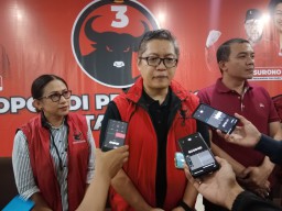 Ketua DPC PDIP Kota Bogor, Dadang Iskandar Danubrata (tengah), Calon Walikota Bogor Usuangan PDIP Rena Dan Frina (kiri) dan Calon Wakil Walikota Bogor Teddy Risandi (kanan). ( jabar Memanggil/Y.Irawan) 