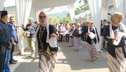 Tari Tarawangsa Menyambut Pasangan Dony - Fajar Untuk Mendaftar Ke KPU Sumedang