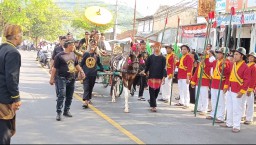 Menaiki Kereta Kencana Pasangan Calon Bupati dan Wakil Bupati Sumedang Mendaftar ke KPU Sumedang