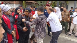Hari Terakhir Pendaftaran Pasangan Irwansyah Putra dan Mustika Ningrat Akhirnya Mendaftar ke KPU Sumedang