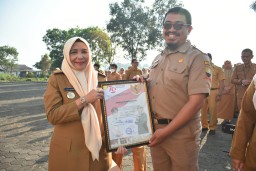 Sekda Tuti Bagikan Hadiah dan Penghargaan Pada Lomba HUT RI ke 79 Antar SKPD