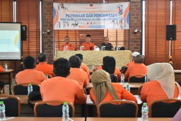 Kepala Bidang Pencegahan dan Kesiapsiagaan pada Badan Penanggulangan Bencana Daerah (BPBD) Provinsi Jawa Barat Edi Haryadi. Saat enjadi narasumber acara Pembinaan dan Pengawasan Teknis Jalur Evakuasi dan Papan Informasi BPBD Kabupaten Sumedang di Hotel Sa