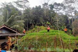Satu Saung Milik Warga Rusak Tergerus Longsor