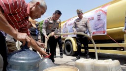 HUT Lalu Lintas Byangkara ke 69 Satlantas Polresta Bandung Bagikan 40 Ribu Liter Air Bersih untuk Warga Rancaekek