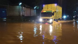 Jalan Penghubung Majalaya-Ciparay Terendam Banjir Akibat Hujan Deras Yang Terus Menguyur Selama Dua Jam