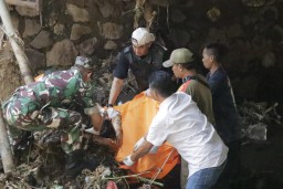 Pria Tanpa Identitas Ditemukan Tersangkut Sampah di Sungai Cipadaulun Majalaya