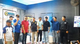 Ketua Umum Persigar, Rudy Gunawan Bersama Sejumlah Pengurus Usai Melakukan Potong Tumpeng Pada Perayaan HUT Persigar Ke 75 Tahun. ( jabar memanggil/ Wildan) 