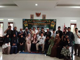 Kepala Desa Margahayu, Uce Saepurohman Bersama PHBI saat acara lomba Tahfidz dan Marawis di Desa Margahayu, Kecamatan Leuwigoong, Garut. ( Jabar Memanggil/ Wildan) 