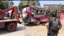 Diduga Hilang Konsetrasi Mobil Elf Penuh Dengan Penumpang Tabrak Warung Hingga Hancur