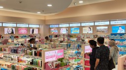 Sejumlah Warga Saat Mengunjugi Tenant Sociolla Di  City Mall Garut. (Jabar mema ggil/Wildan) 