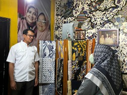 Komitmen Calon Bupati Helmi Budiman Akan Lestarikan Batik Garutan Someah