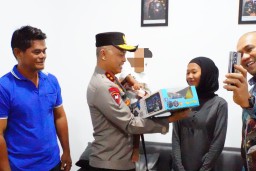 Kapolda Bangka Belitung Irjen Pol Hendro Pandowo Selamatkan Ibu dan Bayi Yang di Sekap di Salah Satu Kandangan