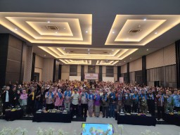 Kepala Balai Bahasa Provinsi Jawa Barat, Dr. Herawati,M.A. bersama PJ Bupati Garut dan sejumlah peserta Festival Tunas Bahasa Ibu (FTBI)  usai pembukaan di Garut. (jabar memanggil/ist) 