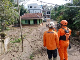 Tim Rescue Unit Siaga SAR Cianjur Terus Laksanakan Pemantauan Banjir Luapan Sungai Cibuni