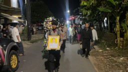 Bripka Miftahu Rochman, meninggal dunia saat menjalankan tugas. Almarhum gugur setelah berjibaku membantu evakuasi korban bencana alam di wilayah Kecamatan Lengkong, Kabupaten Sukabumi. Sabtu (7/12/2024). 
