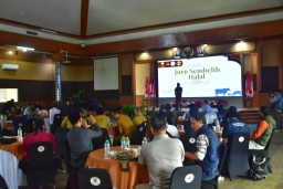 30 Juru Sembelih Halal (Juleha) diberikan pelatihan penyembelihan sesuai syari'at Islam di Aula Tampomas Pusat Pemerintahan Sumedang (PPS), Senin (9/12/2024).

