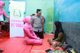 Kapolres Sukabumi dan Ketua Bhayangkari Cabang Bantu Pengungsi Bencana di Cikembar