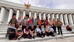 Sekda se-Indonesia foto bersama dengan Kepala Otorita Ibu Kota Nusantara (OIKN), Basuki Hadimuljono. Di Ibu Kota Nusantara (IKN) Rabu (11/12/2024). 
