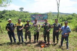 Koramil 1007/Conggeang berkolaborasi dengan Aparatur Pemerintahan setempat dan Dinas Kehutanan Propinsi Jawa Barat Wilayah IX diantaranya dalam penanaman. pohon.Jum'at (13/12/2024). 

