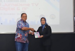Ketua IJTI pusat Herik kurniawan saat memberikan buku kepada Ketua Dewan Pers Ninik Rahayu. Kamis (19/12/2024).
