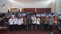 Foto bersama usai pelantikan ketua Kadin Sumedang periode 2024-2029 di hotel puri khatulistiwa Sumedang. Kamis (19/12/2024). 
