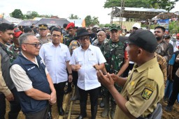 Menteri Desa dan Pembangunan Daerah Tertinggal Yandri Susanto,  saat meninjau
lokasi pengungsian korban bencana alam di Desa Lembur Sawah Kecamatan Pabuaran Kabupaten Sukabumi, Senin (23/12/2024).

