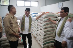 Mendes Yandri saat kunjungi Kantor Badam Usaha Milik Desa (BUMDesa) Bersama Nabiya LKD di Desa Nagrak Utara, Senin (23/12/2024).
