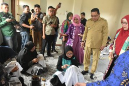 Pj Bupati Sumedang Yudia Ramli saat melihat pembuatan corak batik, di Gedung Workshop Batik Geoteater Rancakalong.senin (31/12/2024) 
