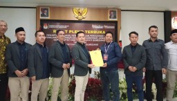 Ketua KPU Sumedang, Ogi Ahmad Fauzi, saat menyerahkan  rekapitulasi hasil perhitungan suara pemilihan Gubernur dan Wakil Gubernur Jawa Barat serta Bupati dan Wakil Bupati Sumedang tahun 2024 di tingkat Kabupaten Sumedang yang dilaksanakan di Aula KPU Sume